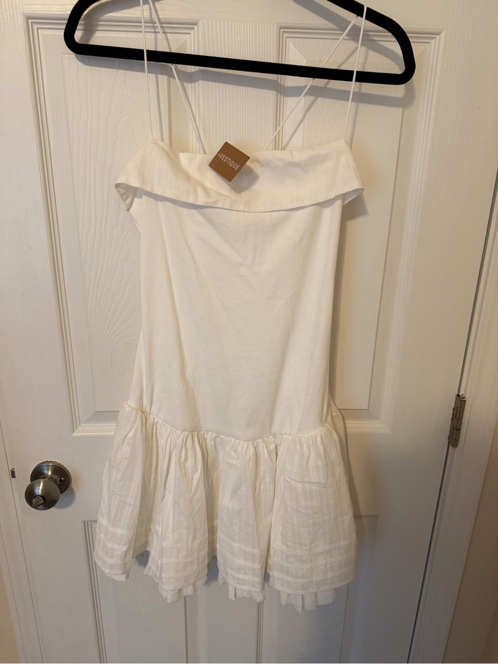 Vestique WhiteRuffle Hem Casual Dress. NWT